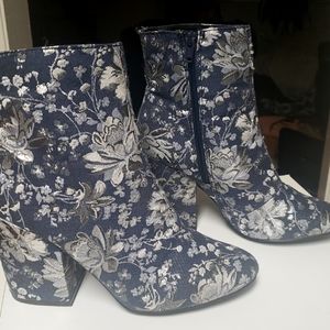 Womans ankle boots size 8